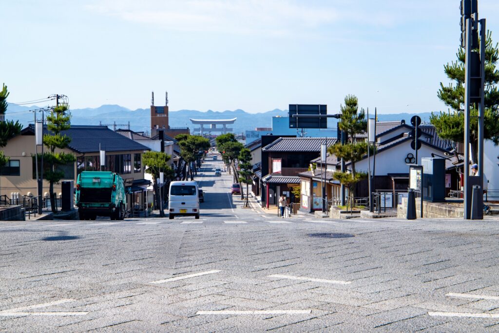 宇迦橋の大鳥居に続く出雲大社神門通り